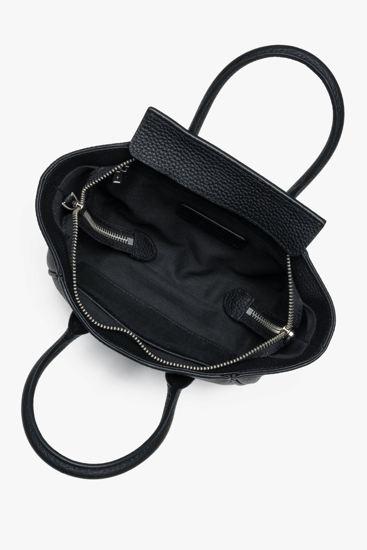 Blick in das Innere der schwarzen Koffertasche mit Textilfutter und Reißverschluss
