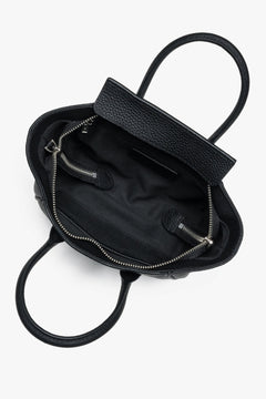 Blick in das Innere der schwarzen Koffertasche mit Textilfutter und Reißverschluss