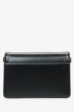 Kleine schwarze Damen-Lederschultertasche von Estro – Rückansicht des Modells.