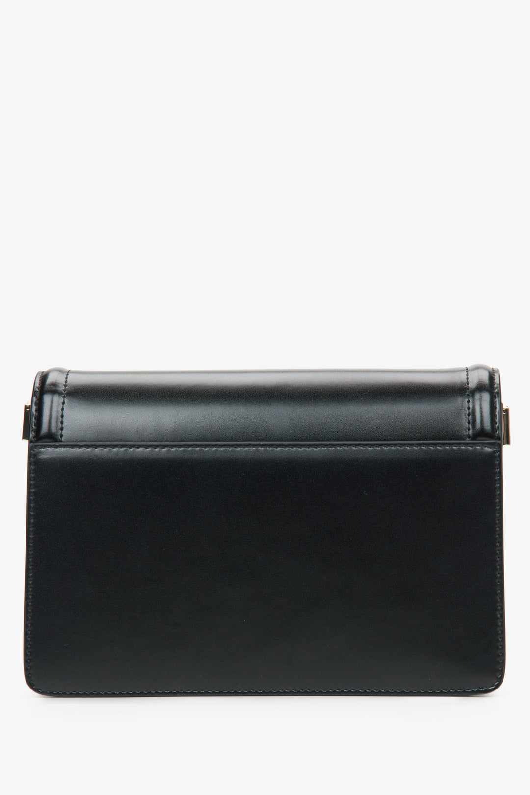 Kleine schwarze Damen-Lederschultertasche von Estro – Rückansicht des Modells.