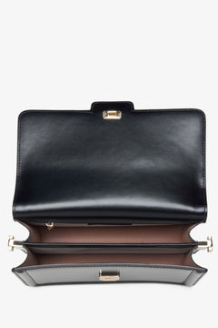 Schwarze Damen-Ledertasche von Estro – Nahaufnahme des Innenraums.