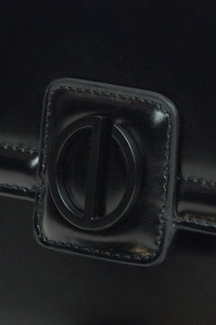 Kleine schwarze Ledertasche von Estro – Detailansicht.