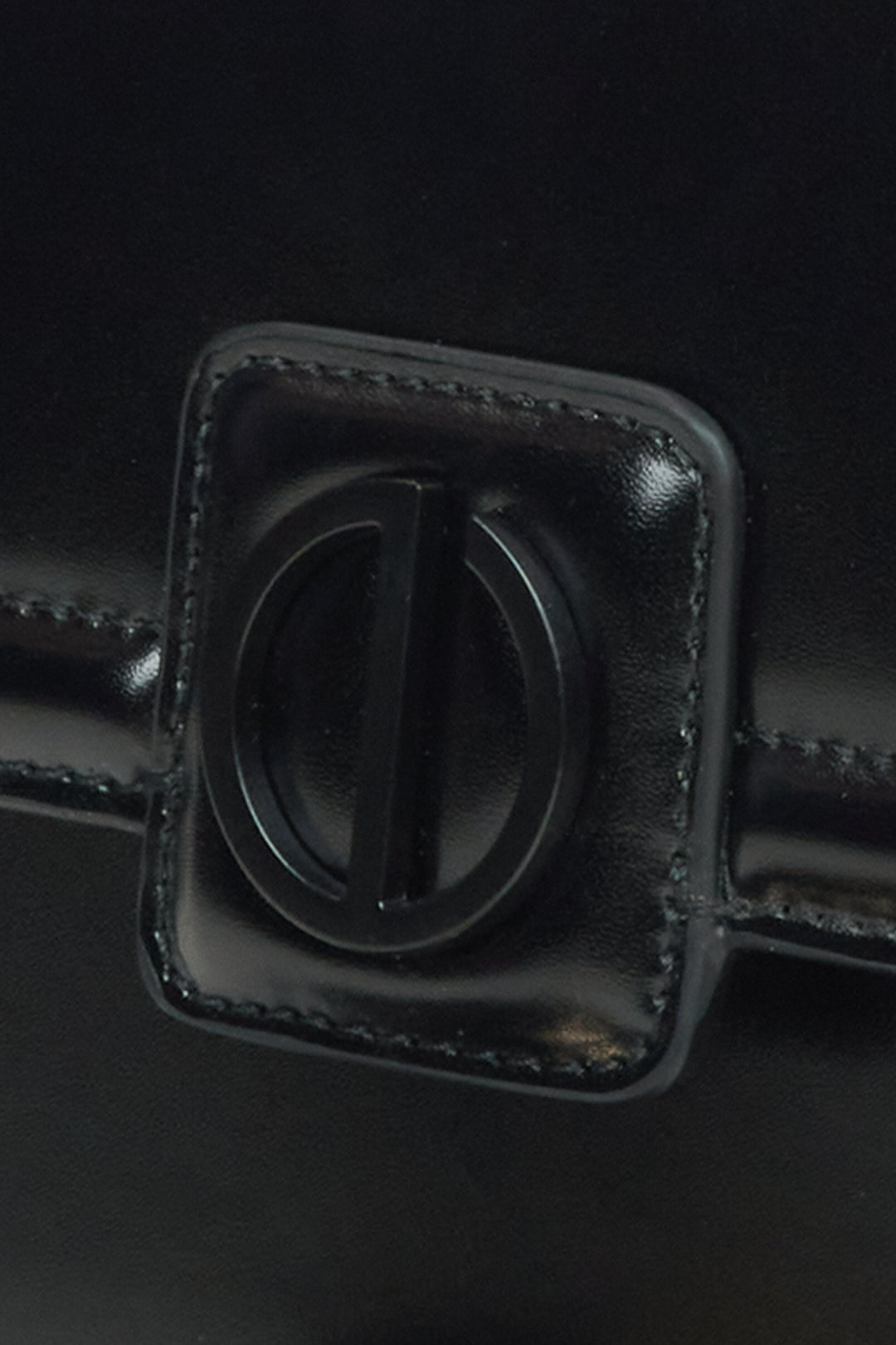 Kleine schwarze Ledertasche von Estro – Detailansicht.