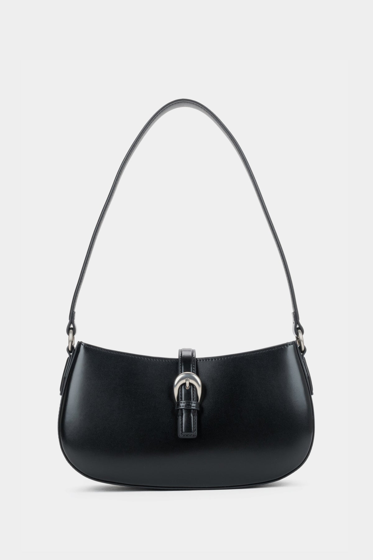 Frontalansicht der kleinen schwarzen Damen-Schultertasche aus echtem Glattleder im Baguette-Stil von Estro