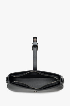 Draufsicht auf die geöffnete schwarze Schultertasche zur Veranschaulichung des Innenfutters