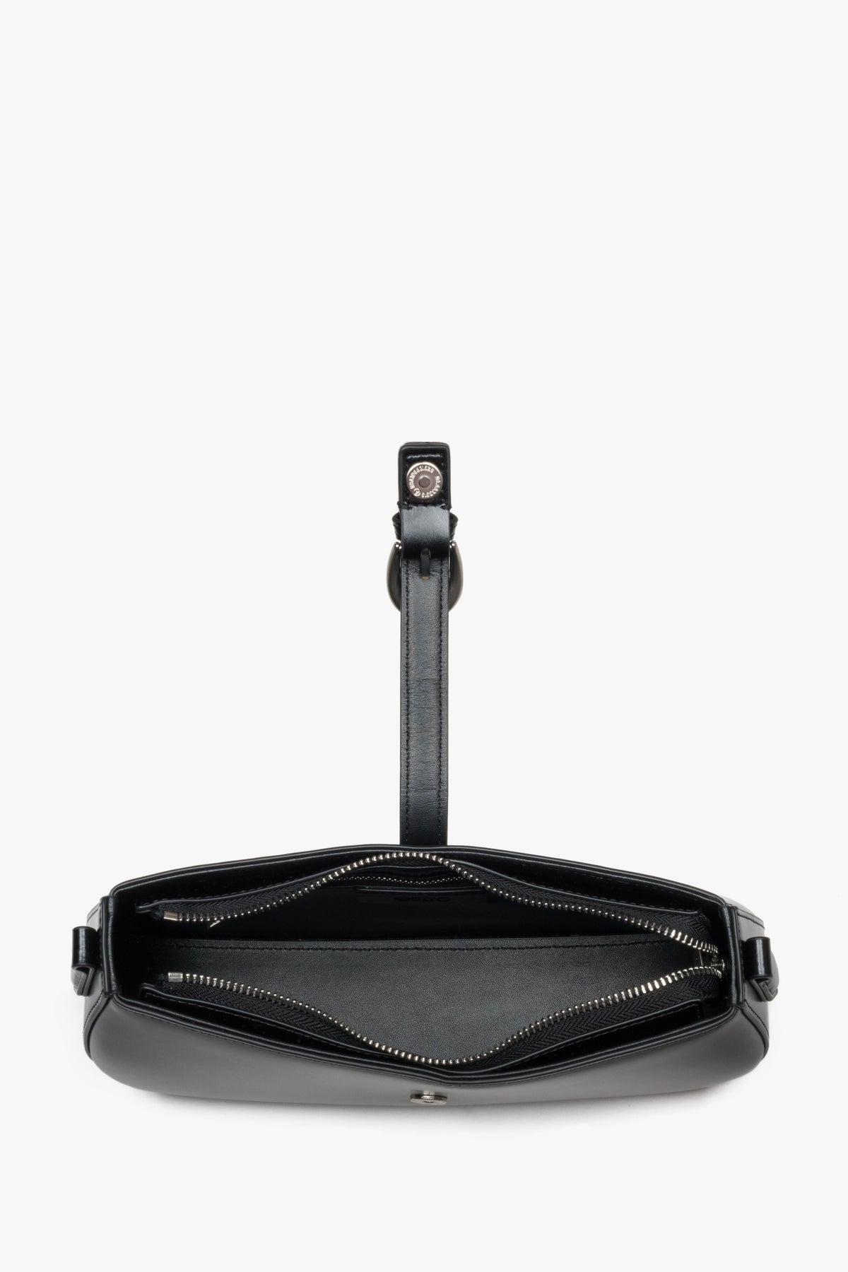 Draufsicht auf die geöffnete schwarze Schultertasche zur Veranschaulichung des Innenfutters