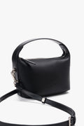 Frontalansicht der kleinen schwarzen Damen-Schultertasche aus echtem Glattleder von Estro
