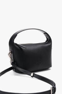 Frontalansicht der kleinen schwarzen Damen-Schultertasche aus echtem Glattleder von Estro