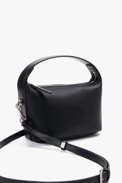 Frontalansicht der kleinen schwarzen Damen-Schultertasche aus echtem Glattleder von Estro