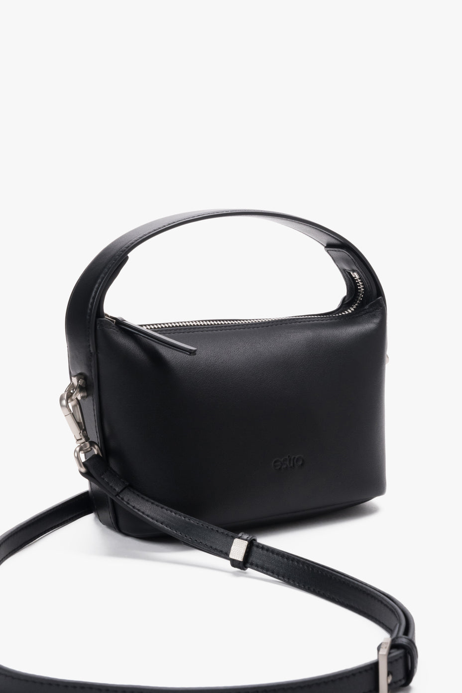 Frontalansicht der kleinen schwarzen Damen-Schultertasche aus echtem Glattleder von Estro