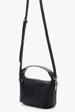 Perspektivische Seitenansicht der schwarzen Schultertasche mit angebrachtem Crossbody-Riemen
