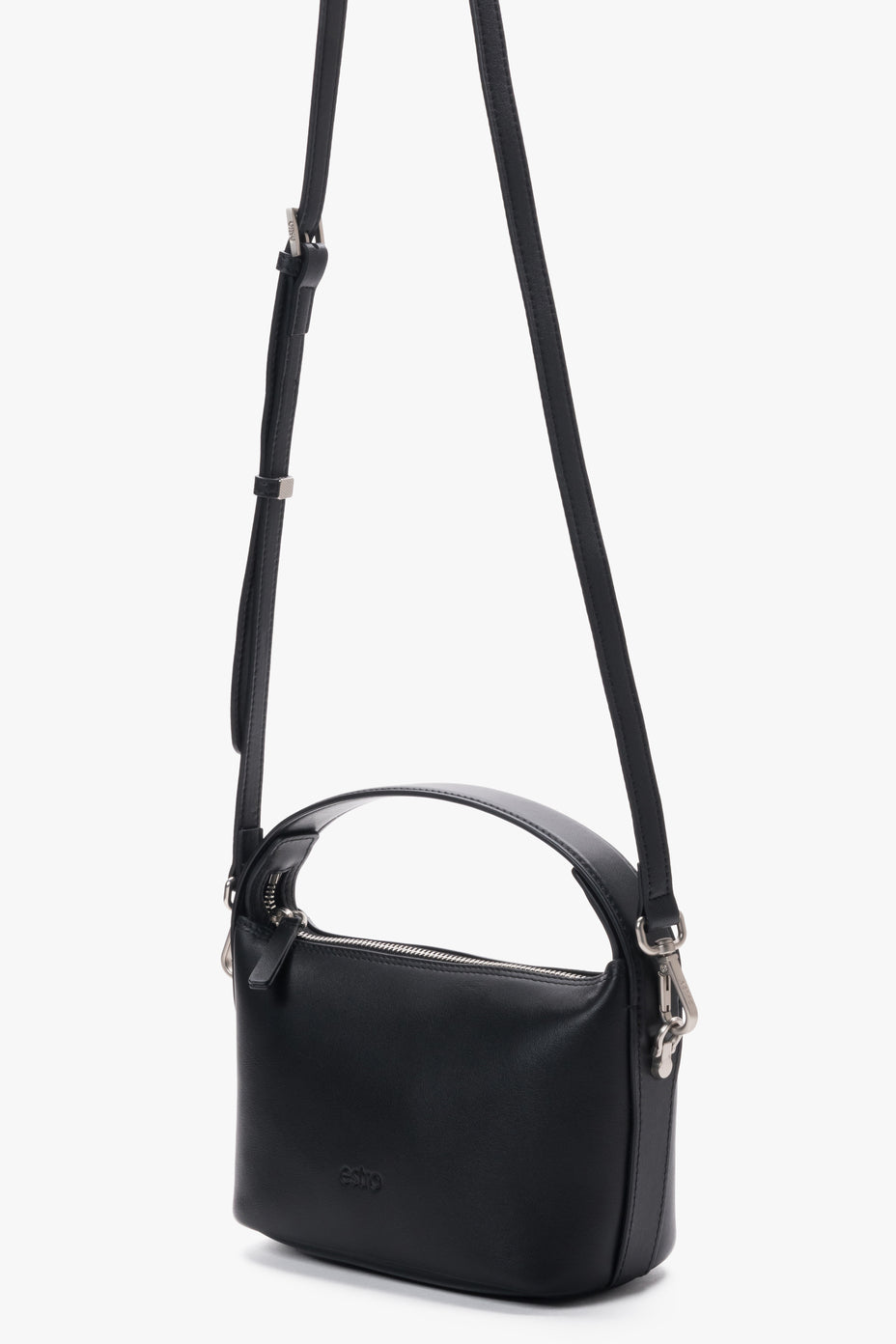 Perspektivische Seitenansicht der schwarzen Schultertasche mit angebrachtem Crossbody-Riemen