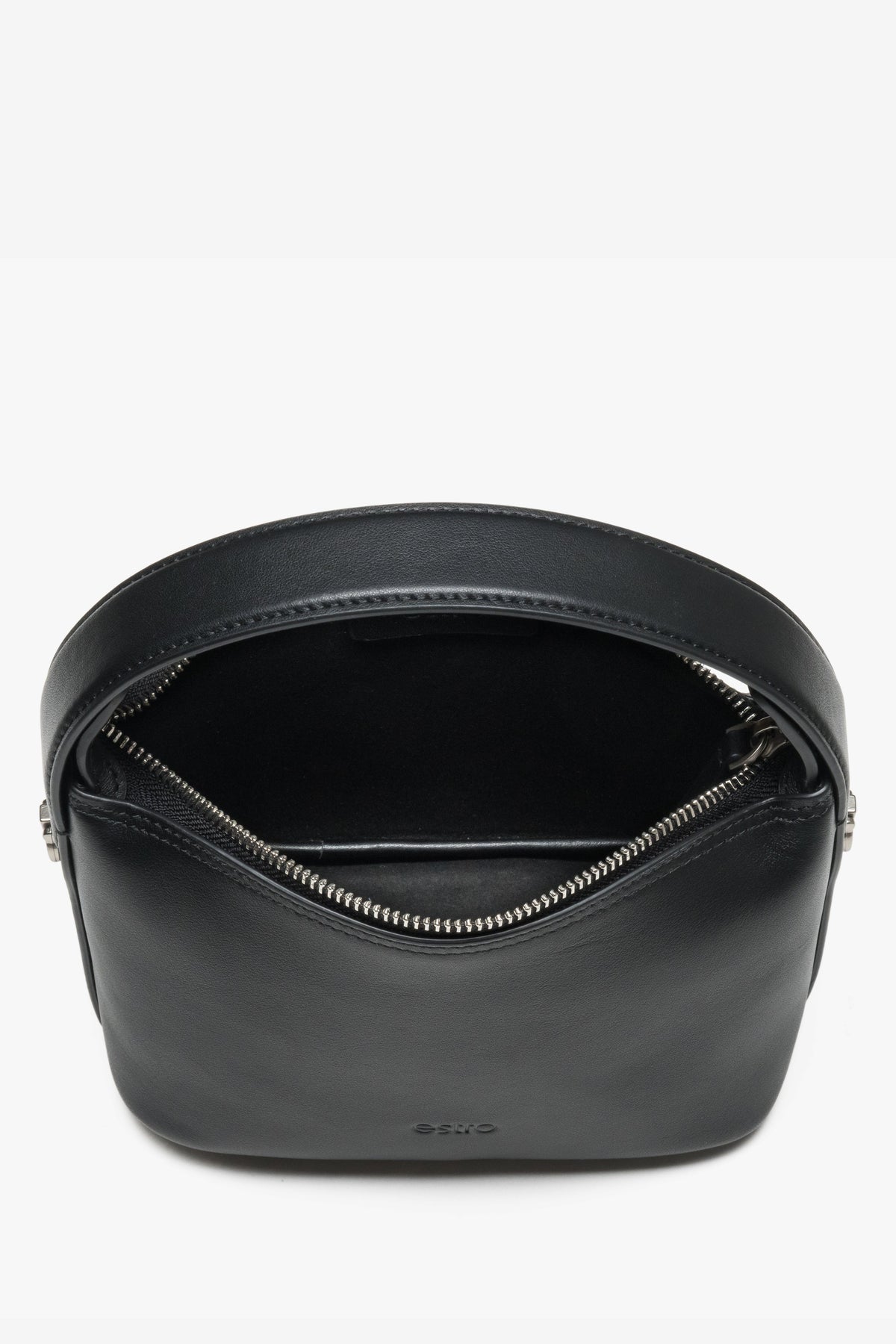 Blick in das Innere der kleinen schwarzen Ledertasche mit Textilfutter und Reißverschluss