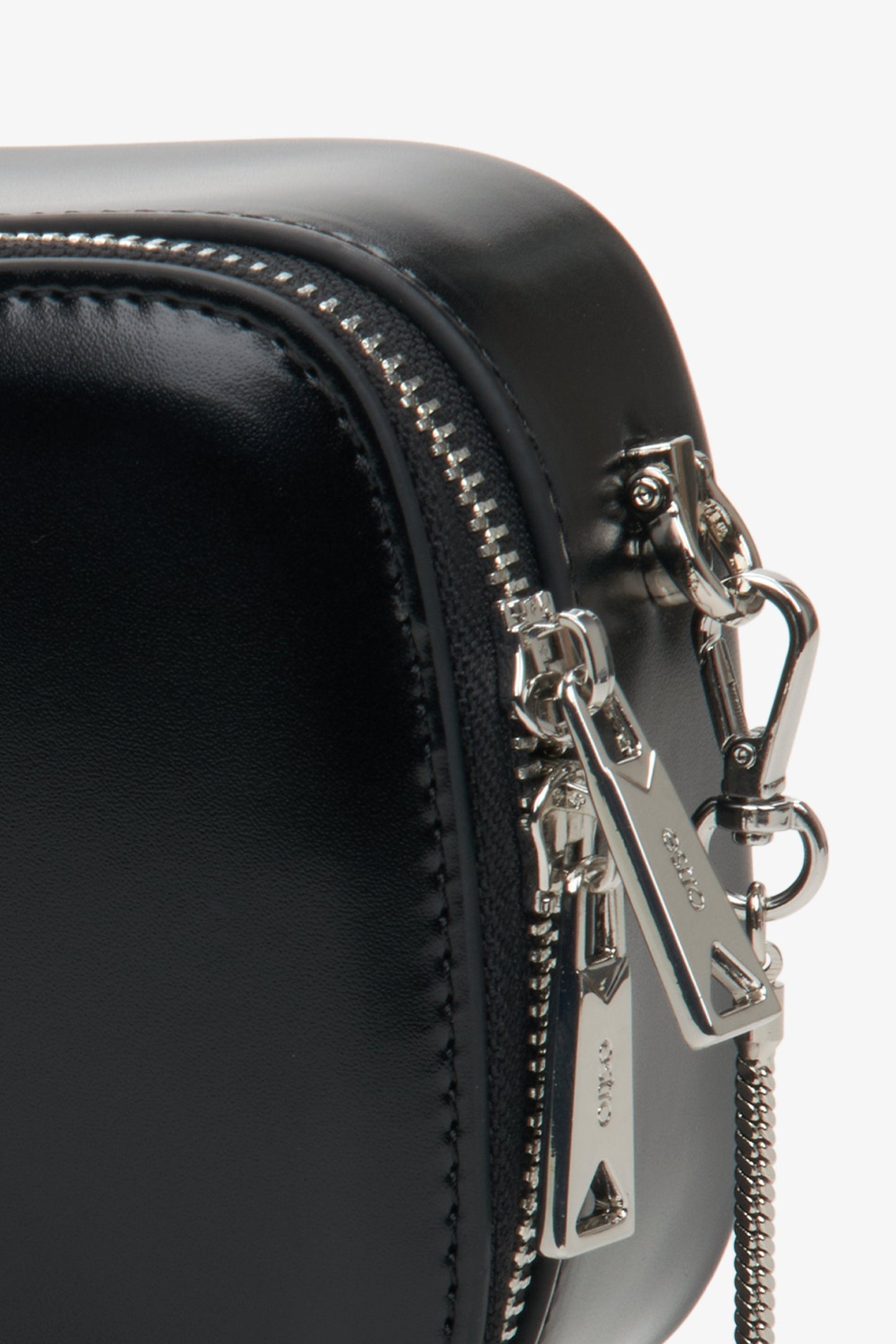 Nahaufnahme der Details der schwarzen Damenhandtasche aus Leder von Estro.