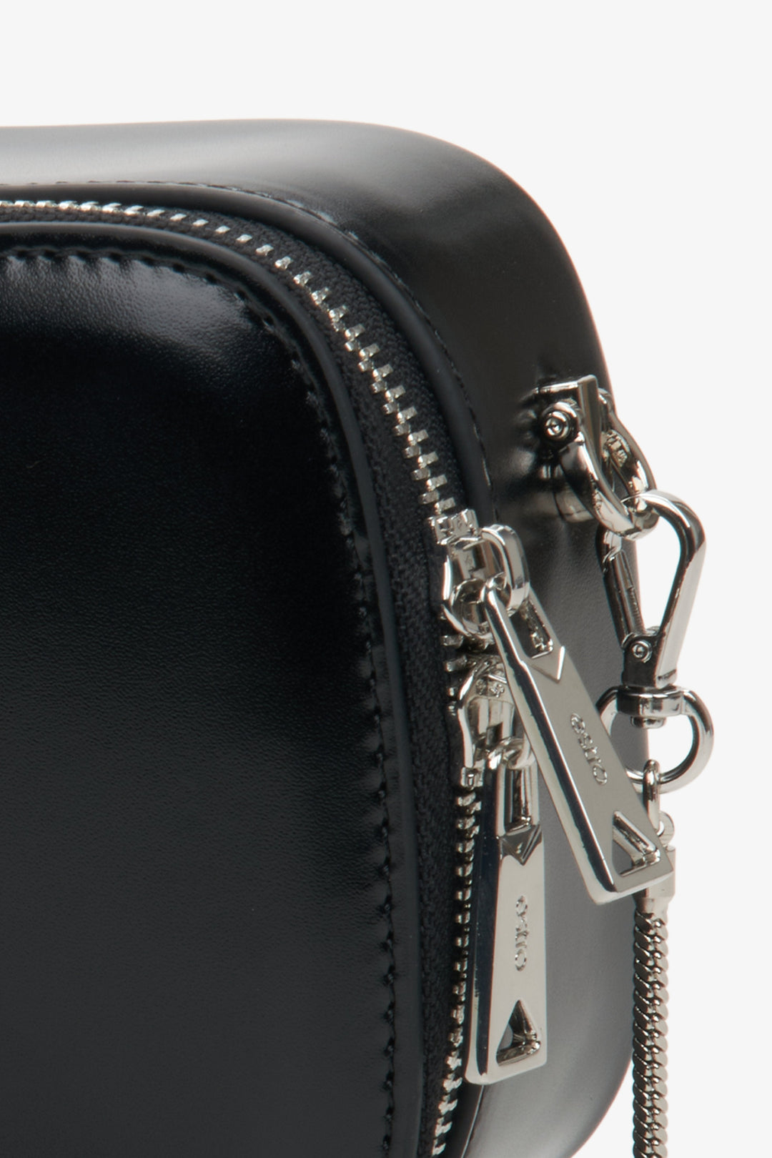 Nahaufnahme der Details der schwarzen Damenhandtasche aus Leder von Estro.