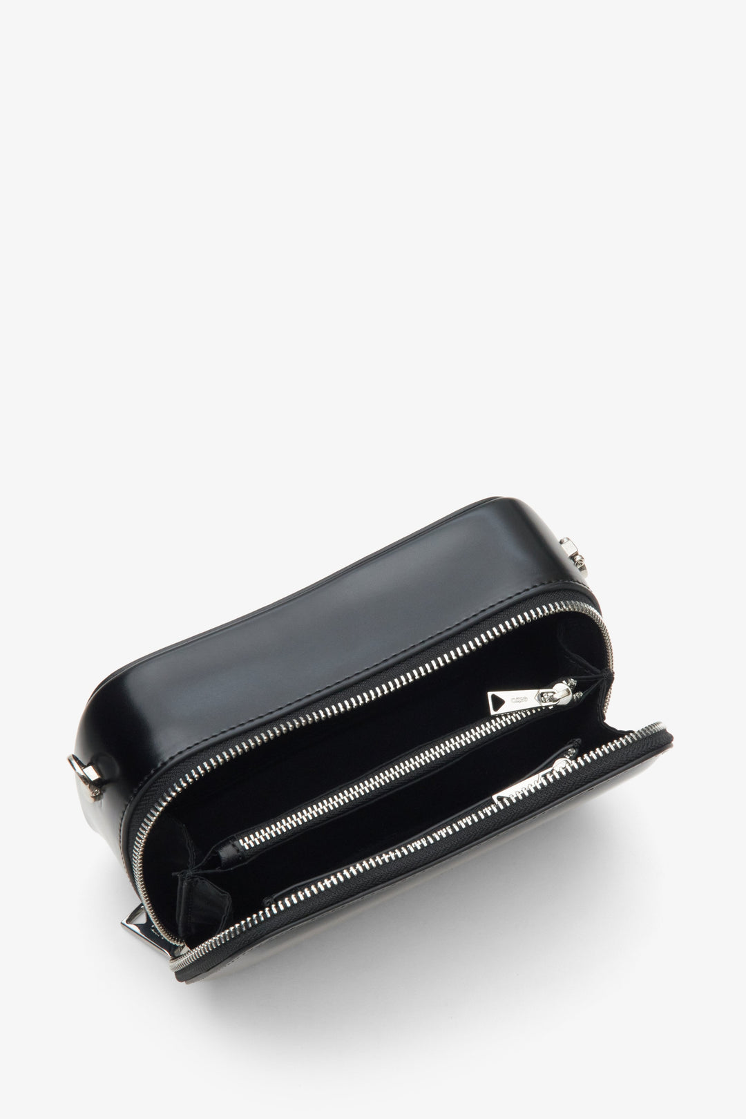 Nahaufnahme des Innenraums der Damenhandtasche aus schwarzem Leder von Estro.