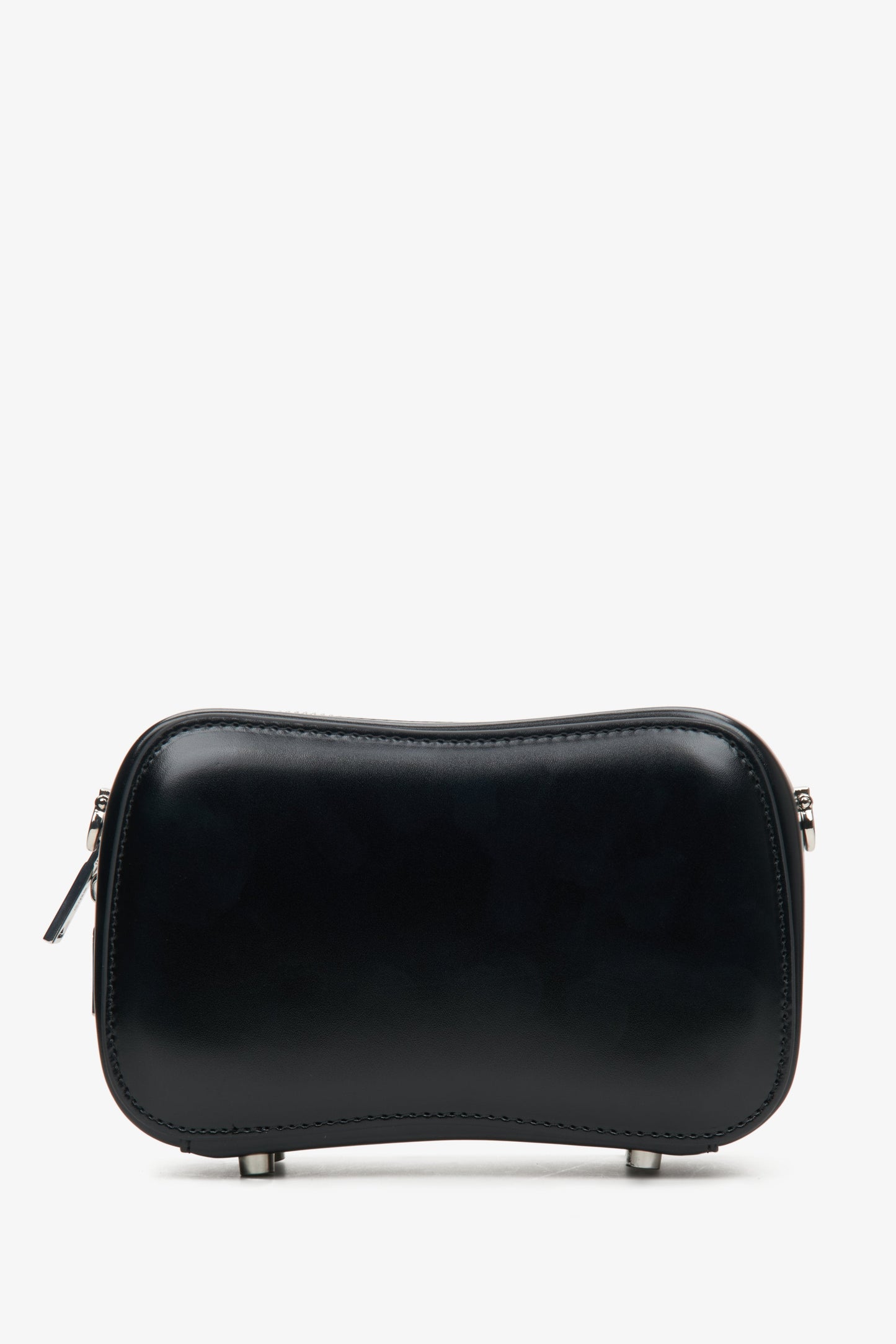 Rückseite der Damenhandtasche aus schwarzem Leder von Estro.