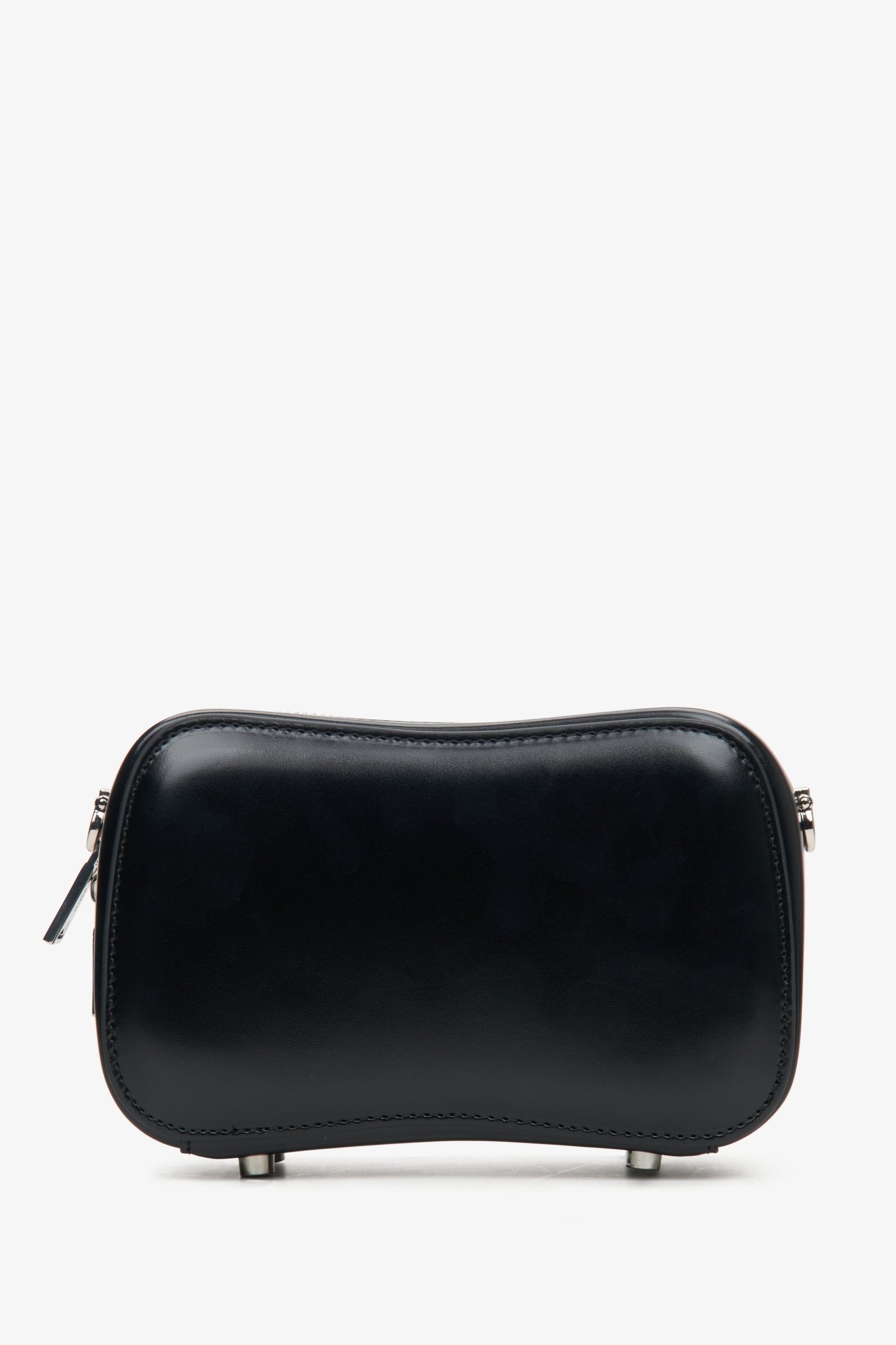 Rückseite der Damenhandtasche aus schwarzem Leder von Estro.