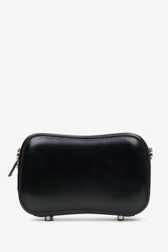 Rückseite der Damenhandtasche aus schwarzem Leder von Estro.