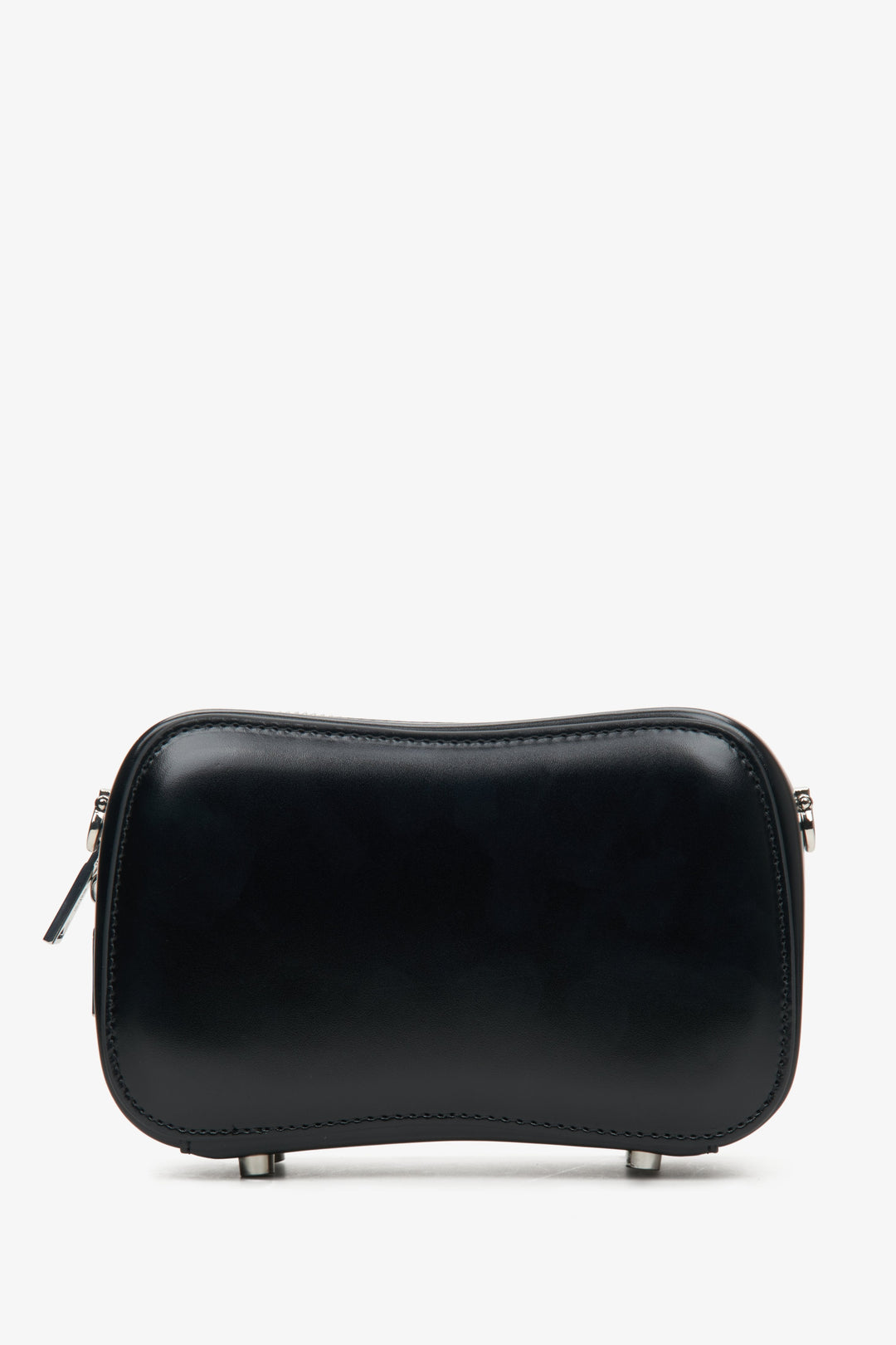 Rückseite der Damenhandtasche aus schwarzem Leder von Estro.