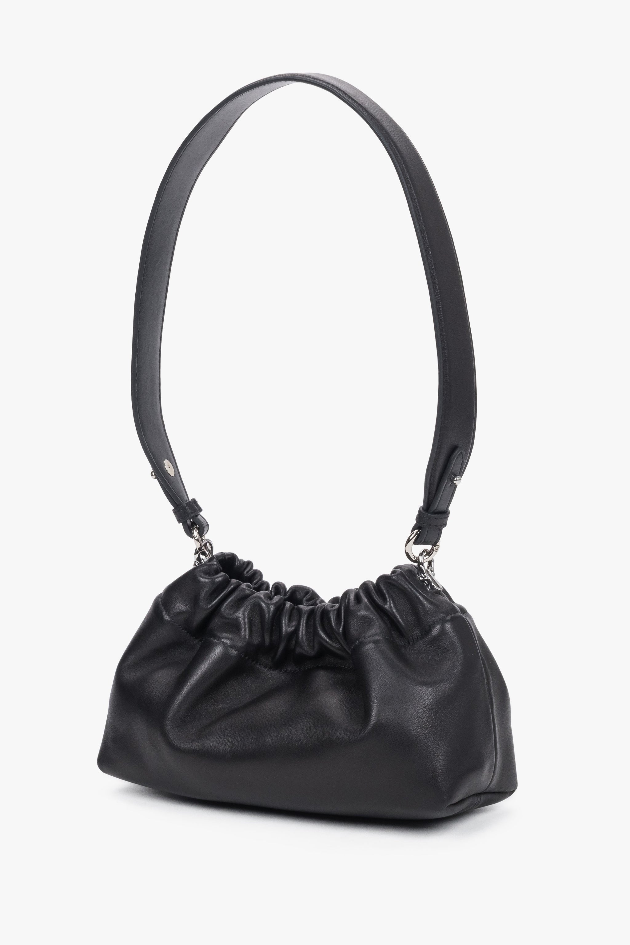 Kleine schwarze Damen-Tasche mit kurzem Riemen und gerafftem Verschluss