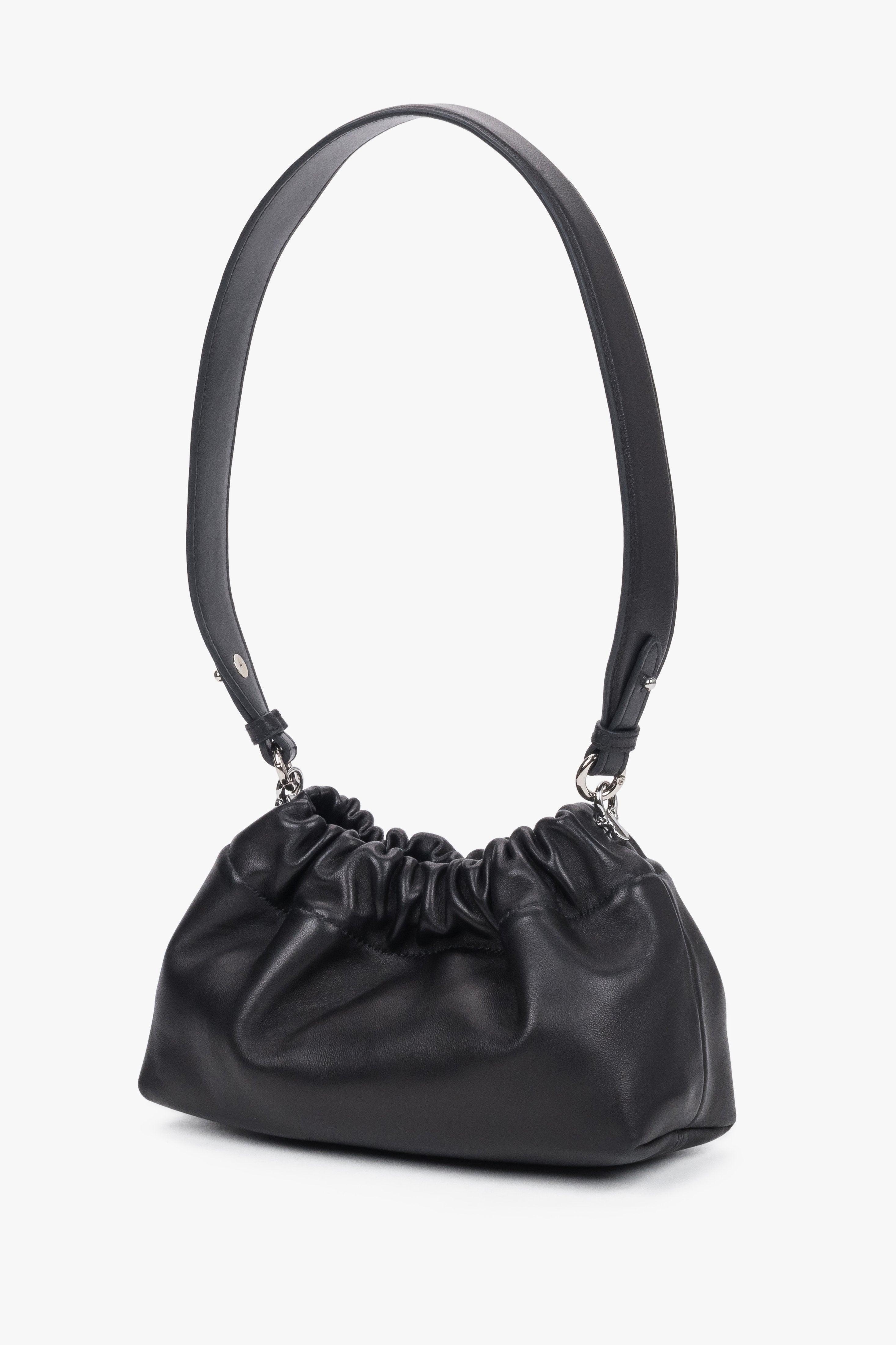 Kleine schwarze Damen-Tasche mit kurzem Riemen und gerafftem Verschluss
