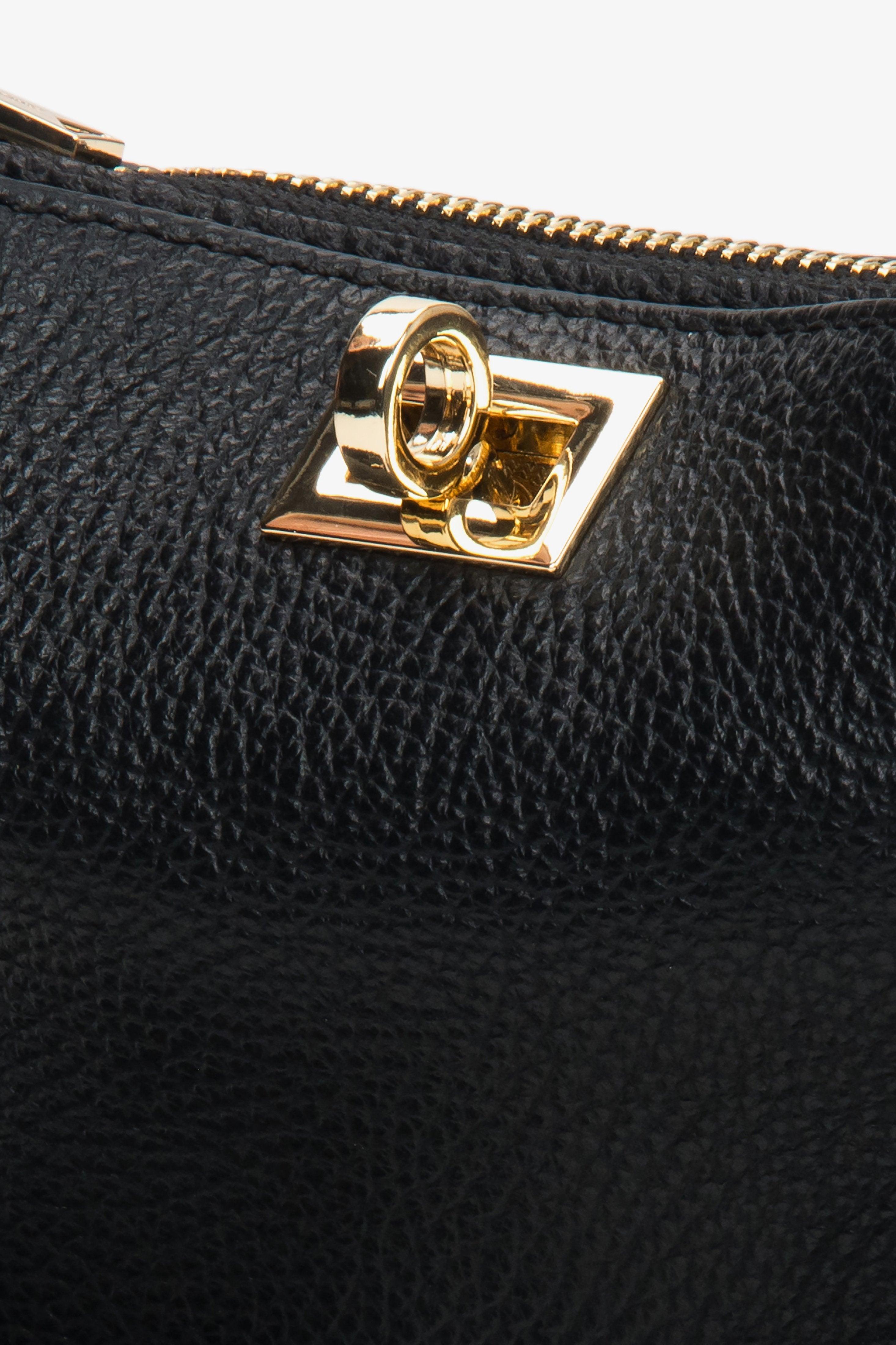 Nahaufnahme des dekorativen goldenen Steckverschlusses an der Vorderseite der Tasche 