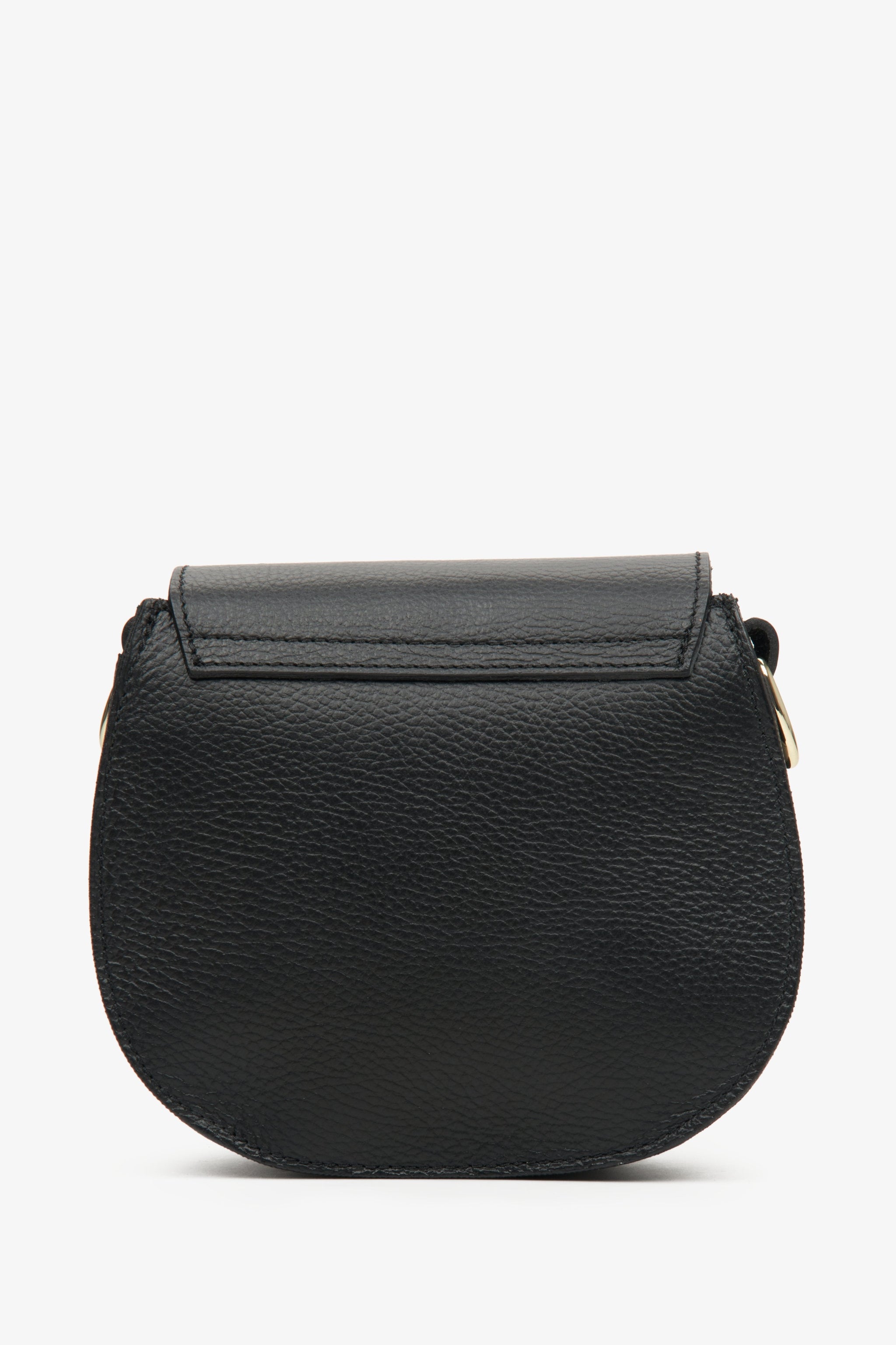 Lederne, kleine Damenhandtasche von Estro, hergestellt in Italien – Rückansicht des Modells in Schwarz.