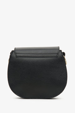 Lederne, kleine Damenhandtasche von Estro, hergestellt in Italien – Rückansicht des Modells in Schwarz.