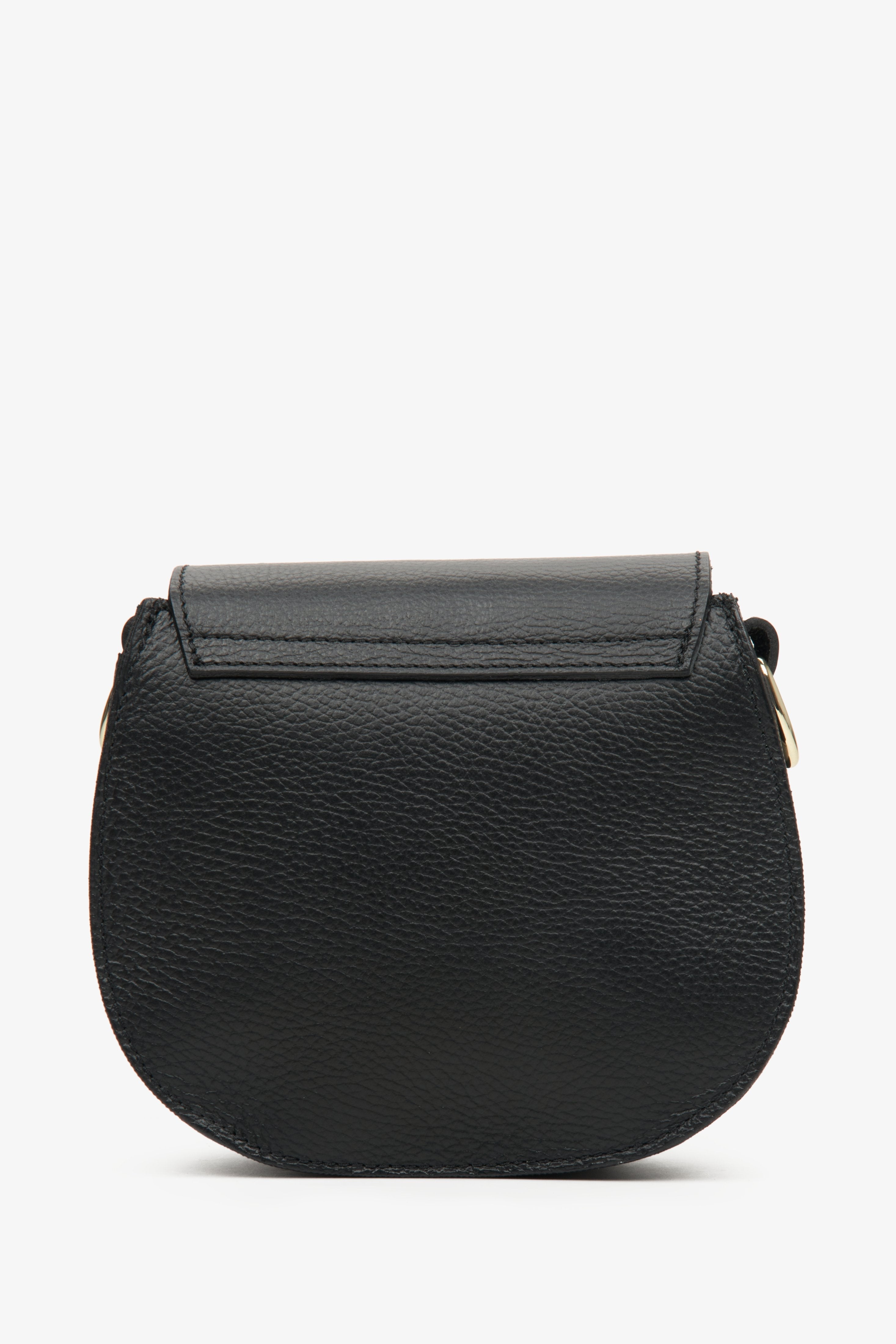 Lederne, kleine Damenhandtasche von Estro, hergestellt in Italien – Rückansicht des Modells in Schwarz.