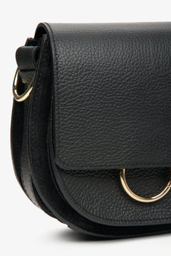 Schwarze, kleine Damenhandtasche von Estro, hergestellt in Italien – Nahaufnahme der Details.