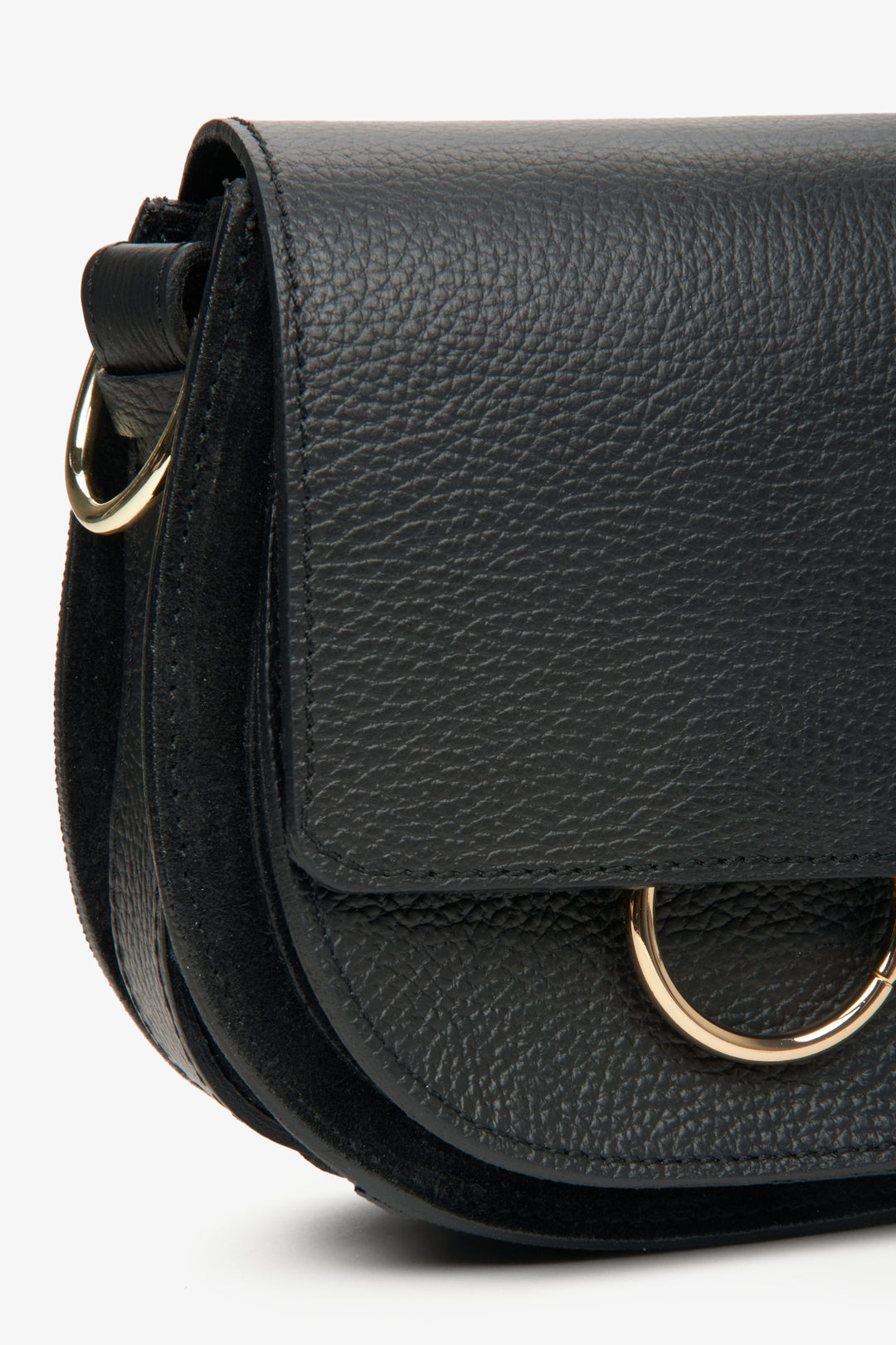 Schwarze, kleine Damenhandtasche von Estro, hergestellt in Italien – Nahaufnahme der Details.