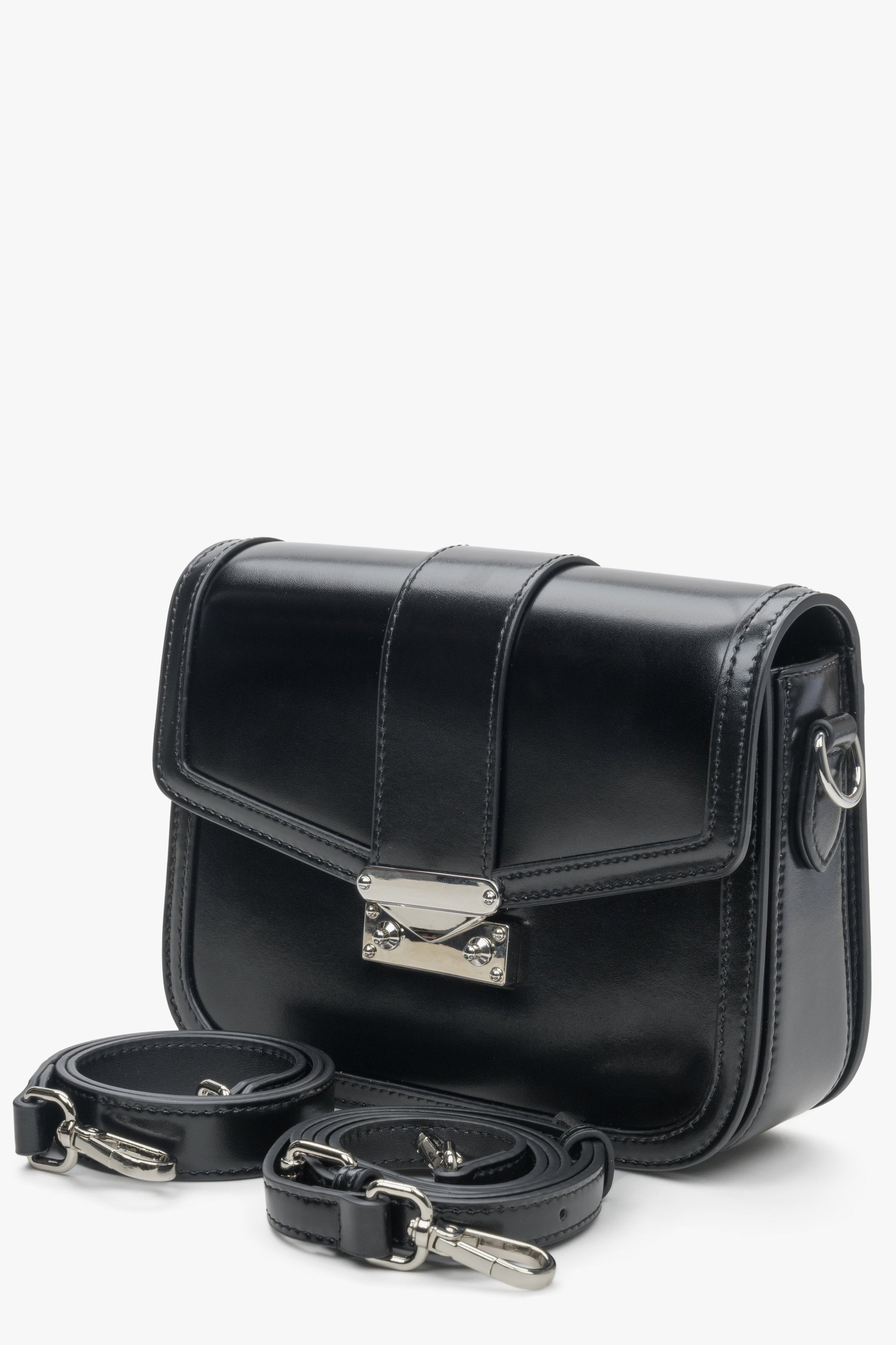 Schwarze Damenhandtasche aus Leder von Estro mit silberfarbenen Beschlägen.