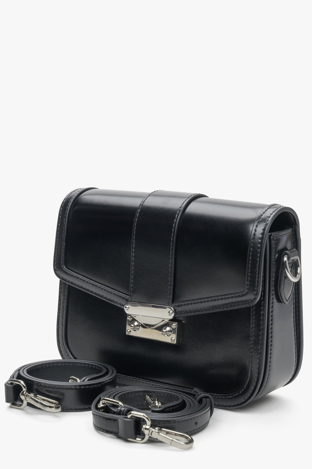 Schwarze Damenhandtasche aus Leder von Estro mit silberfarbenen Beschlägen.
