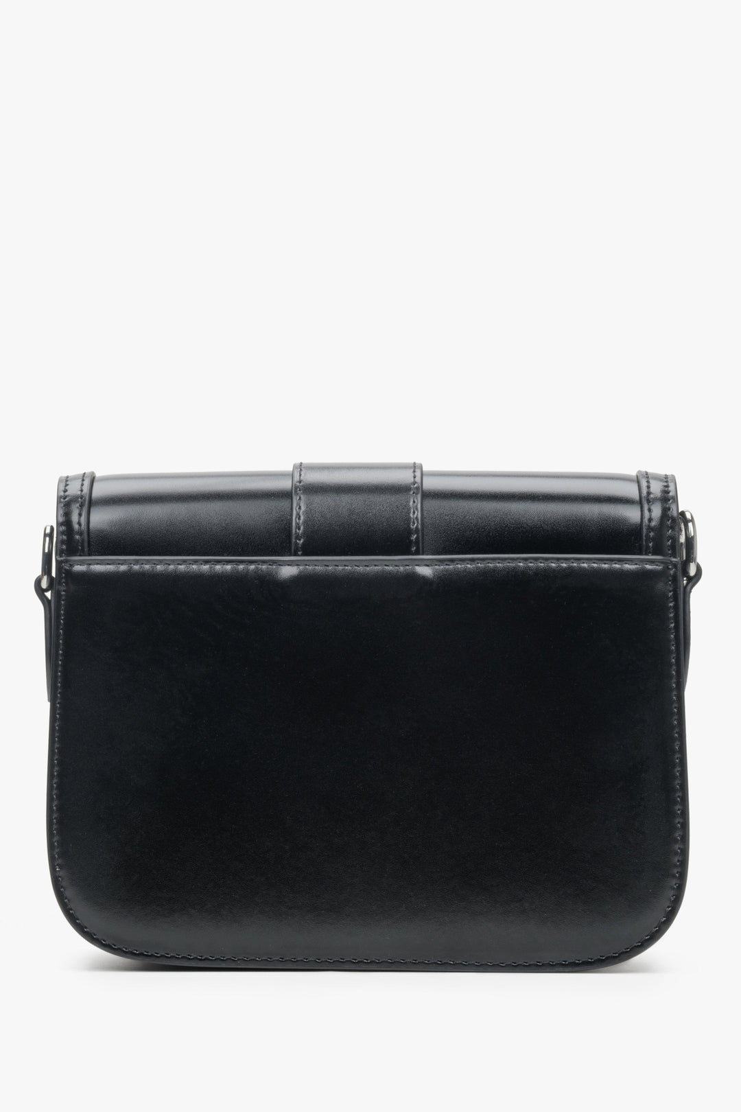 Schwarze, kleine Damenhandtasche aus Leder von Estro – Rückansicht des Modells.