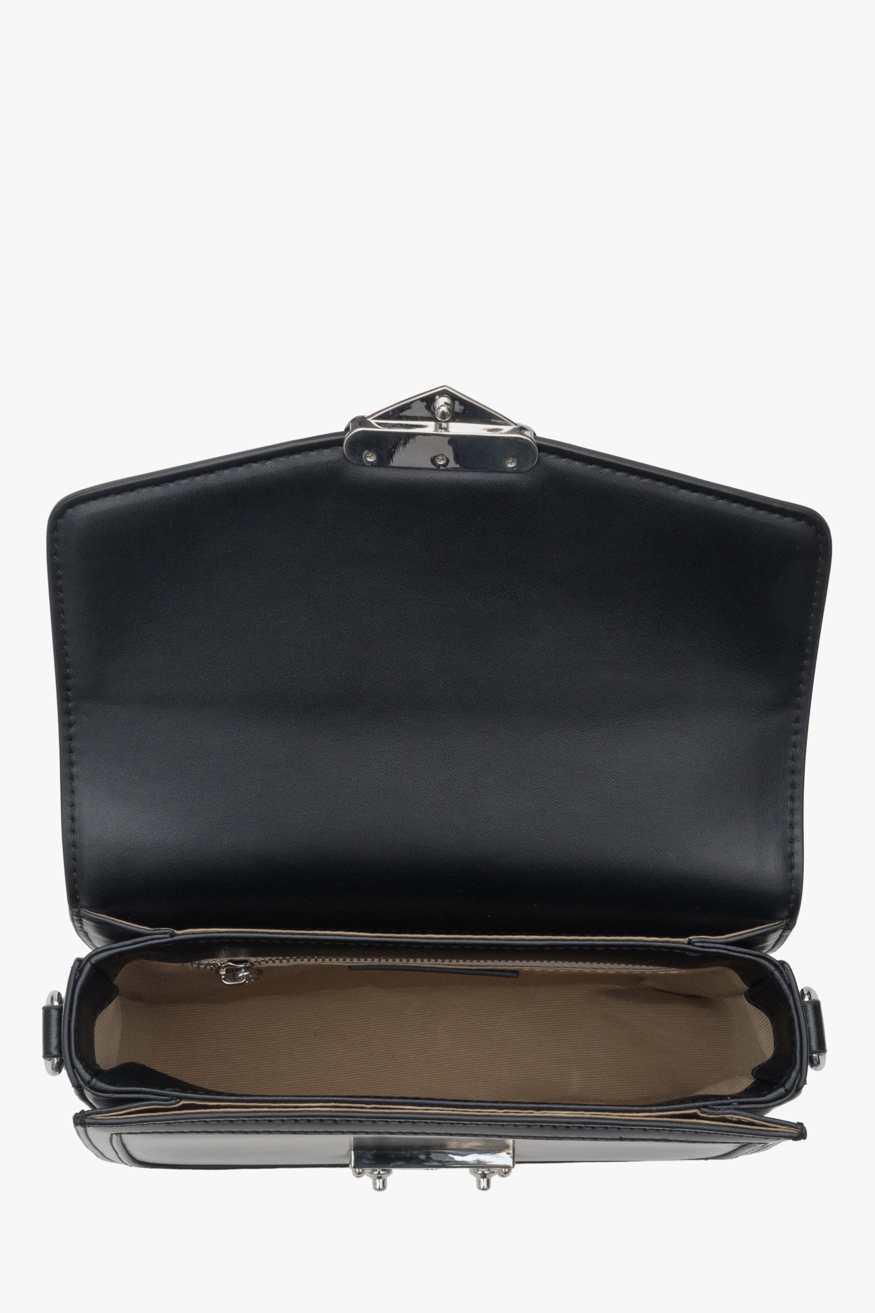 Schwarze Damenhandtasche aus Leder von Estro – Nahaufnahme des Innenraums.
