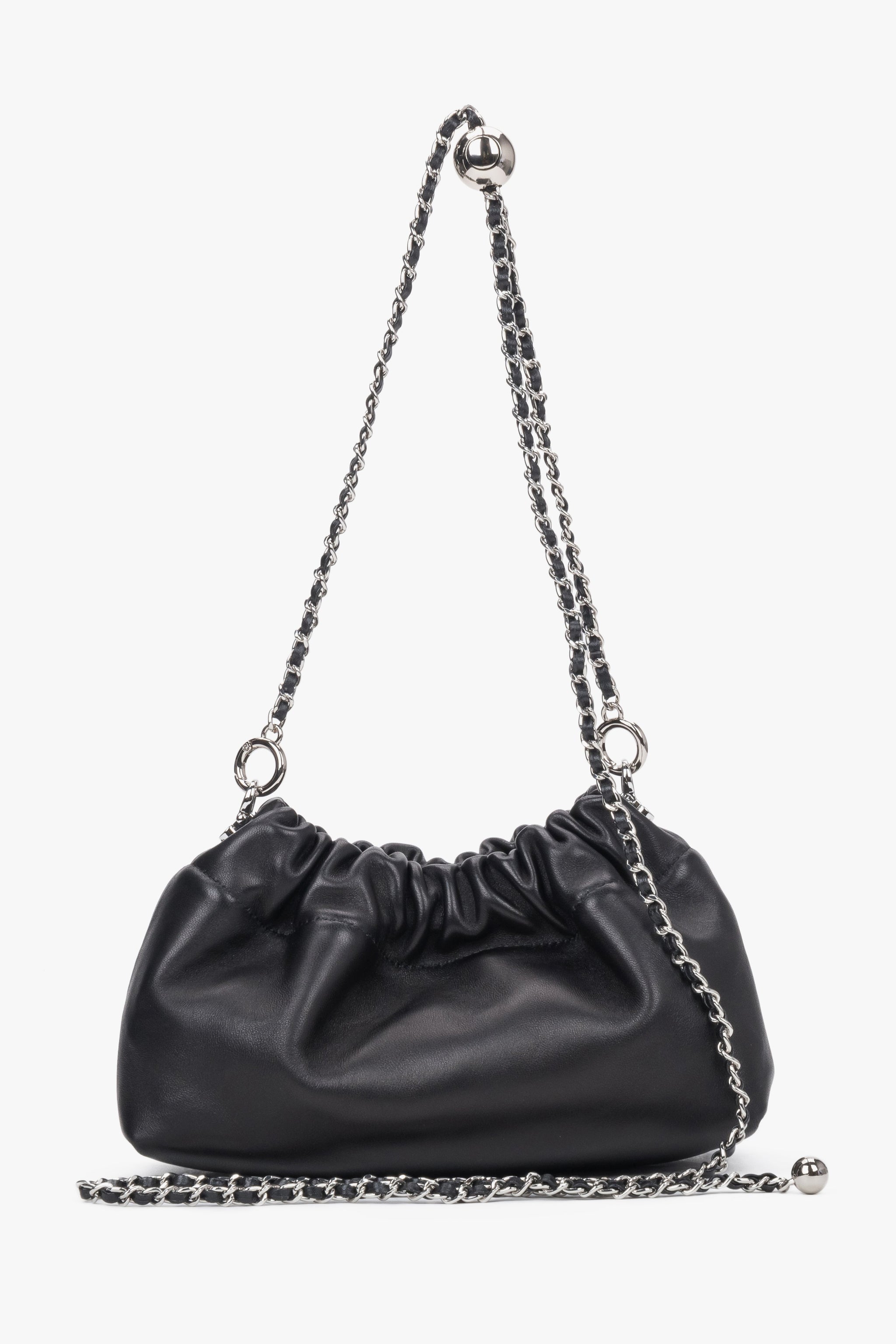 Kleine schwarze Schultertasche mit Kettenriemen auf weißem Hintergrund