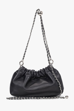 Kleine schwarze Schultertasche mit Kettenriemen auf weißem Hintergrund