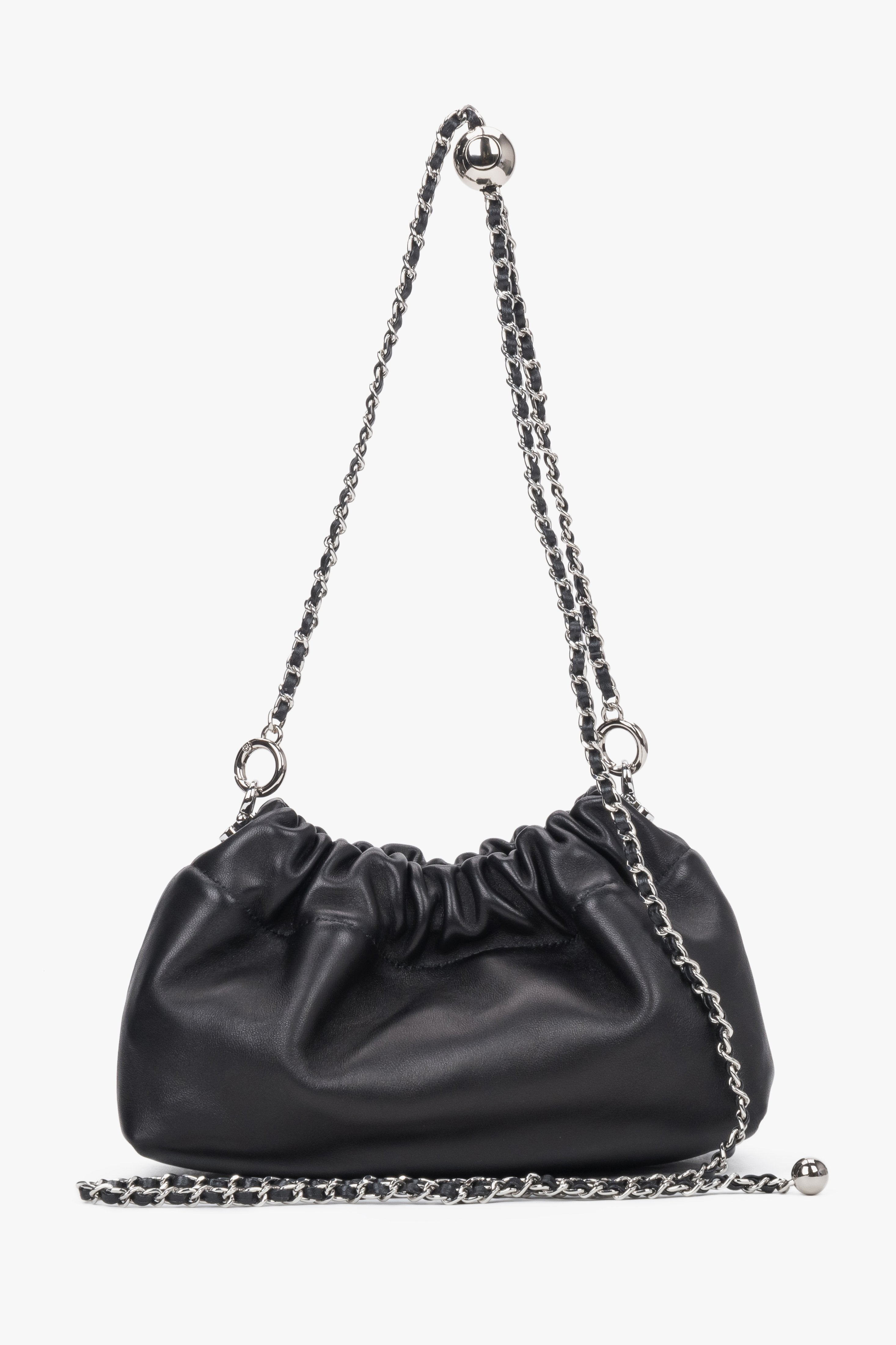 Kleine schwarze Schultertasche mit Kettenriemen auf weißem Hintergrund