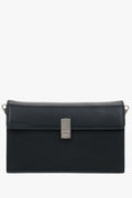 Frontalansicht der kleinen schwarzen Echtledertasche mit elegantem silbernem Verschluss.