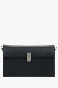 Frontalansicht der kleinen schwarzen Echtledertasche mit elegantem silbernem Verschluss.