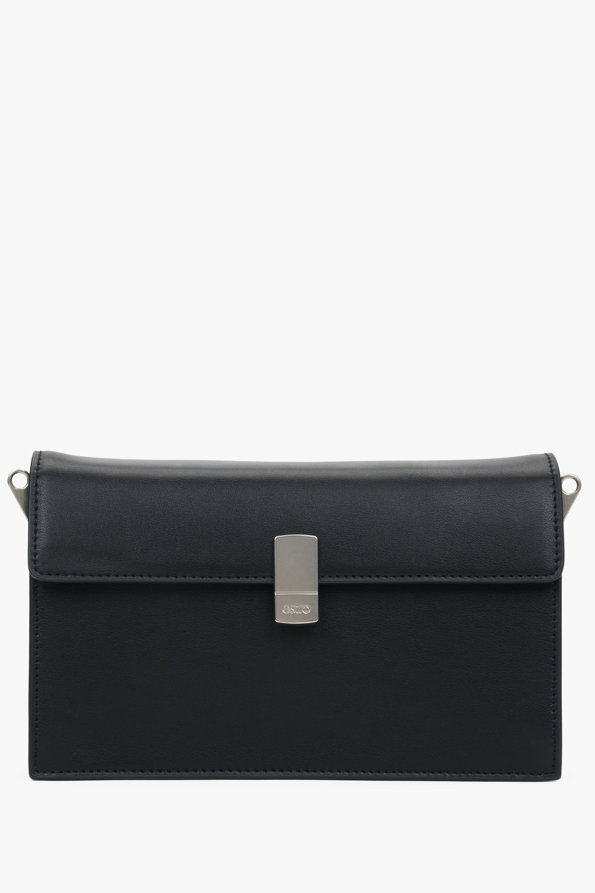 Frontalansicht der kleinen schwarzen Echtledertasche mit elegantem silbernem Verschluss.
