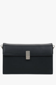 Frontalansicht der kleinen schwarzen Echtledertasche mit elegantem silbernem Verschluss.