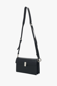 Ansicht der edlen Schultertasche mit langem Trageriemen, ideal als Crossbody-Bag.
