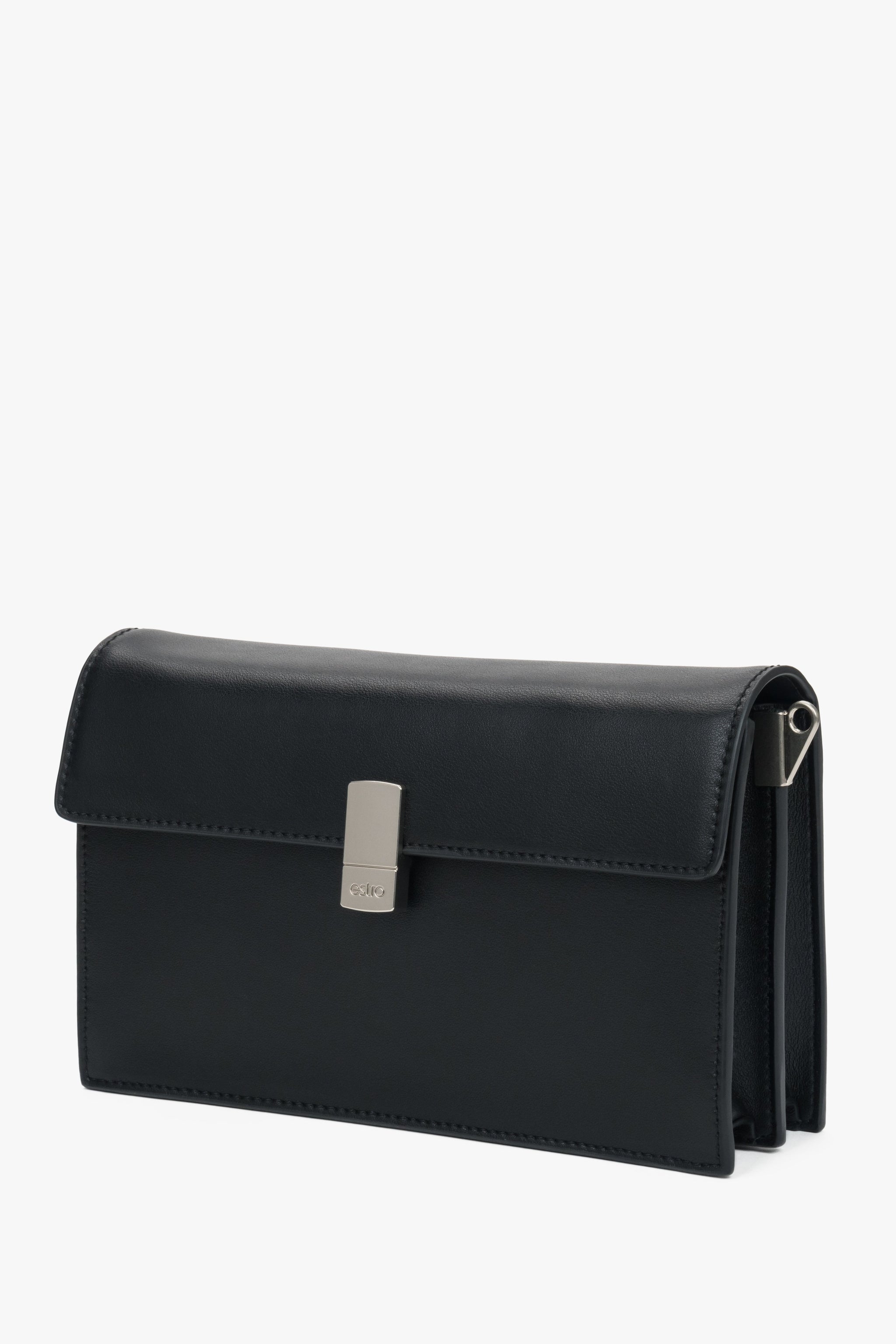 Schräge Ansicht der kompakten Damen-Tasche aus glattem, schwarzem Echtleder.
