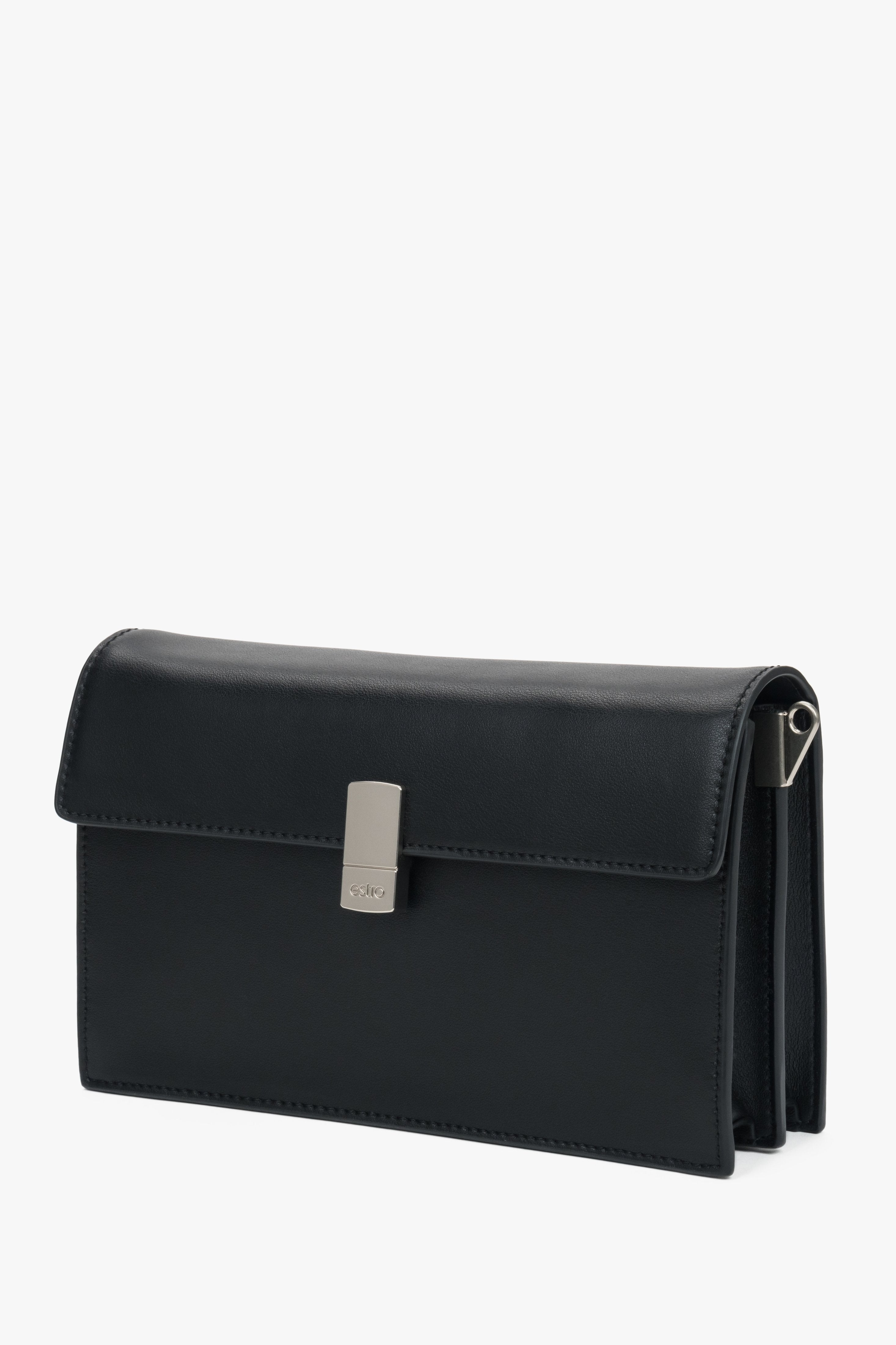 Schräge Ansicht der kompakten Damen-Tasche aus glattem, schwarzem Echtleder.