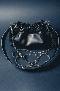 Kleine schwarze Damen-Umhängetasche aus echtem Leder mit silberfarbener Kette