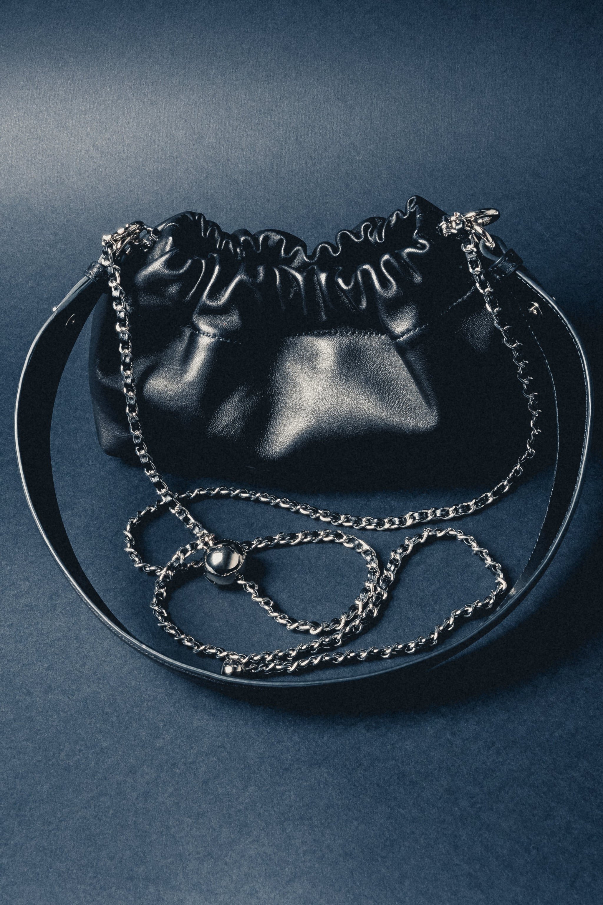 Kleine schwarze Damen-Umhängetasche aus echtem Leder mit silberfarbener Kette