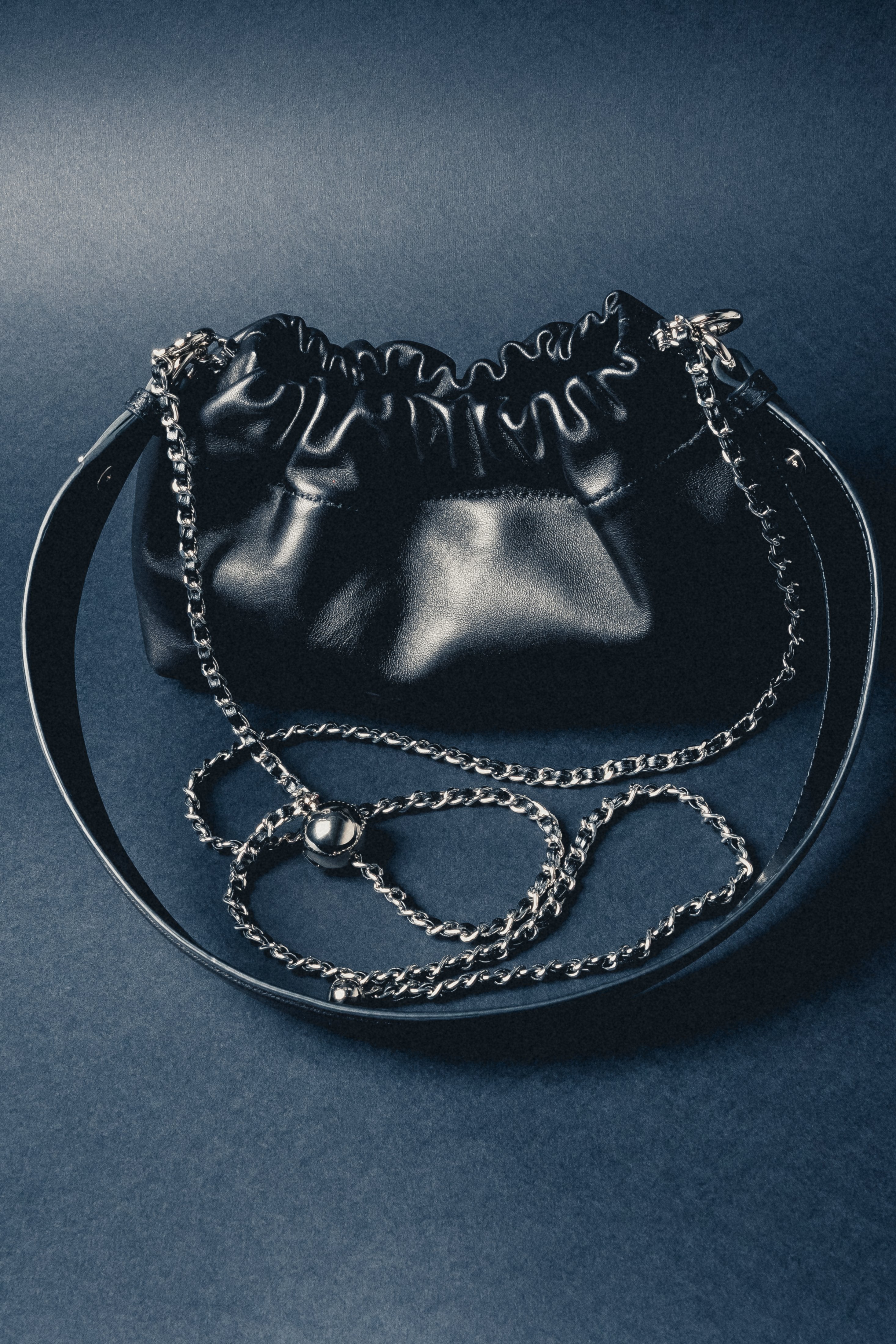 Kleine schwarze Damen-Umhängetasche aus echtem Leder mit silberfarbener Kette