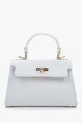 Frontale Ansicht der kleinen weißen Leder-Handtasche mit goldfarbenen Details